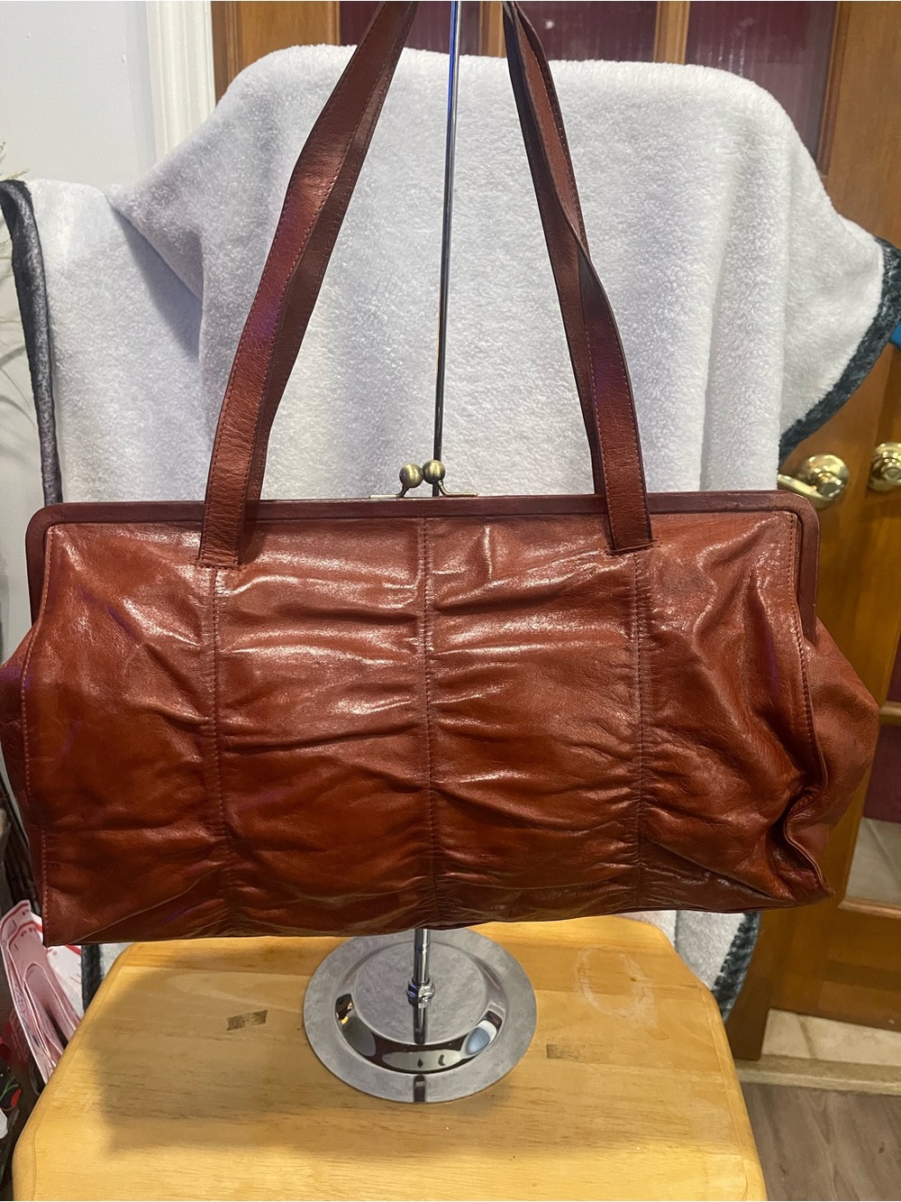 Hobo Classic Kisslock Women's Smooth Leather Shoulder Bag in Golden Brown